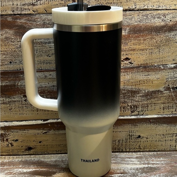 Stanley X Starbucks Thailand Gradient Monochrome 40oz Tumbler - Picture 3 of 6